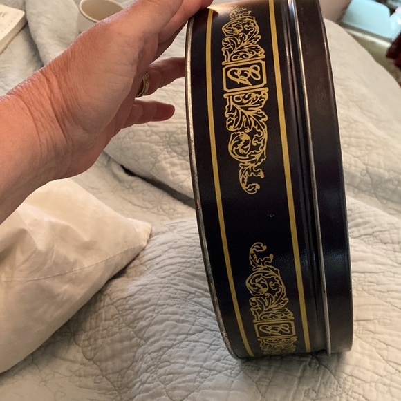 Vintage large currier and Ives art fruitcake tin. - Picture 6 of 8